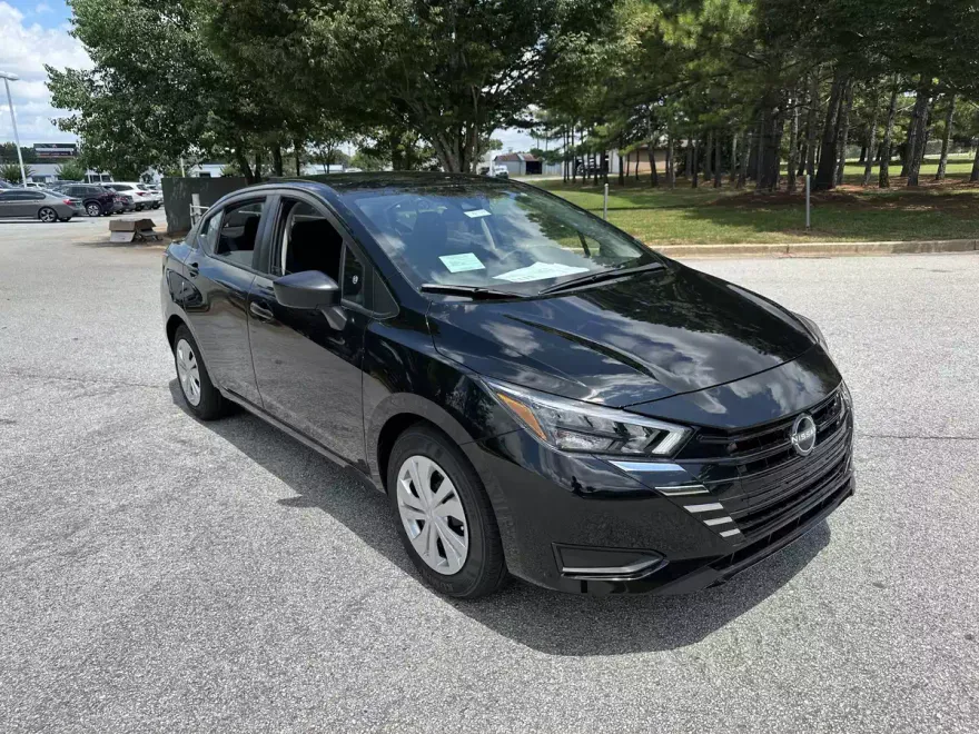 2025 Nissan Versa 1.6 S photo 1
