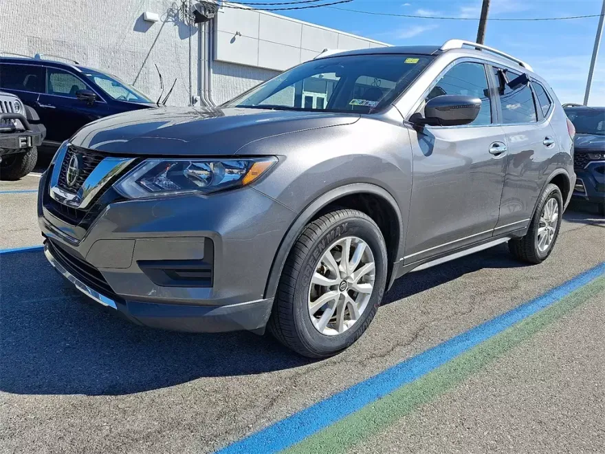 2020 Nissan Rogue SV photo 1