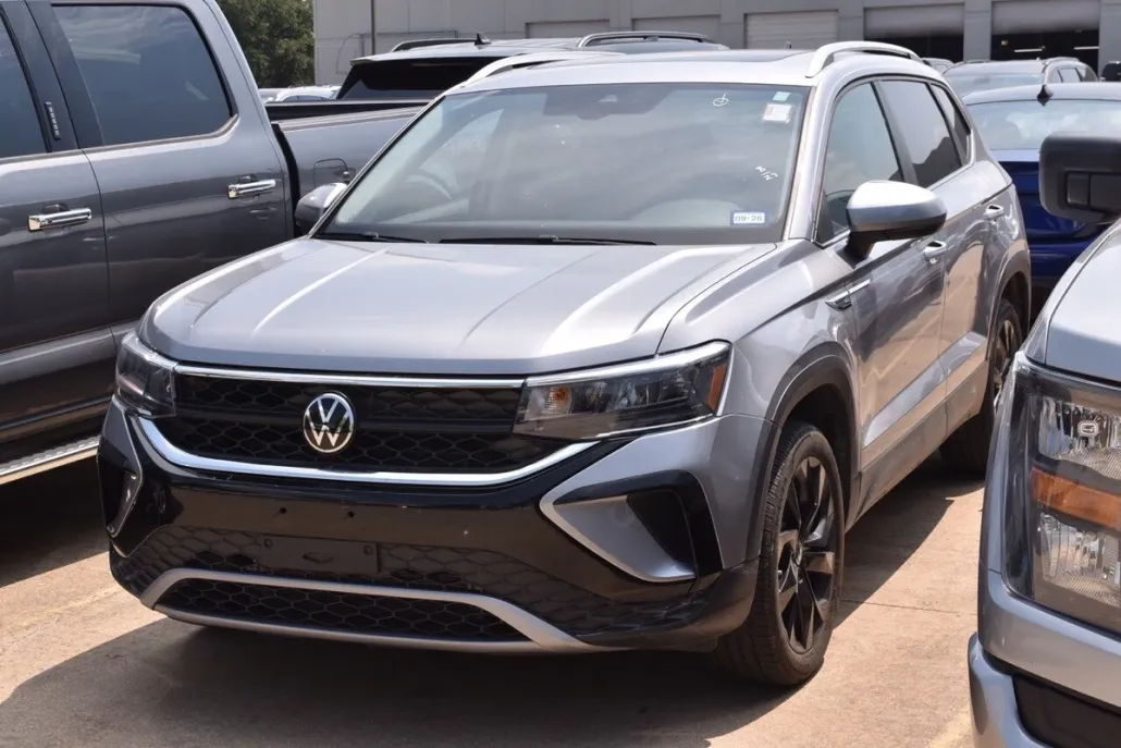 2024 Volkswagen Taos SE photo 1