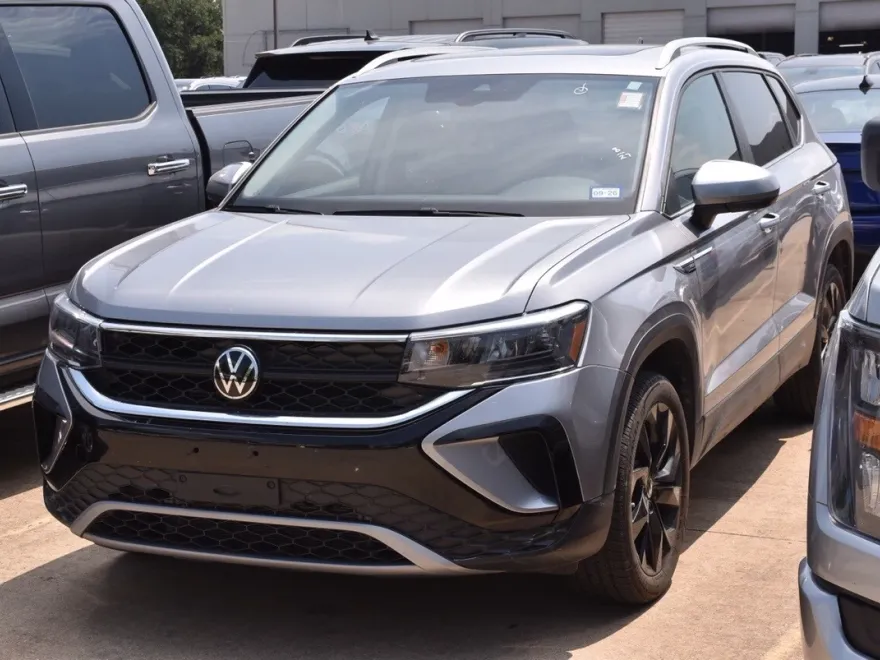 2024 Volkswagen Taos SE photo 1