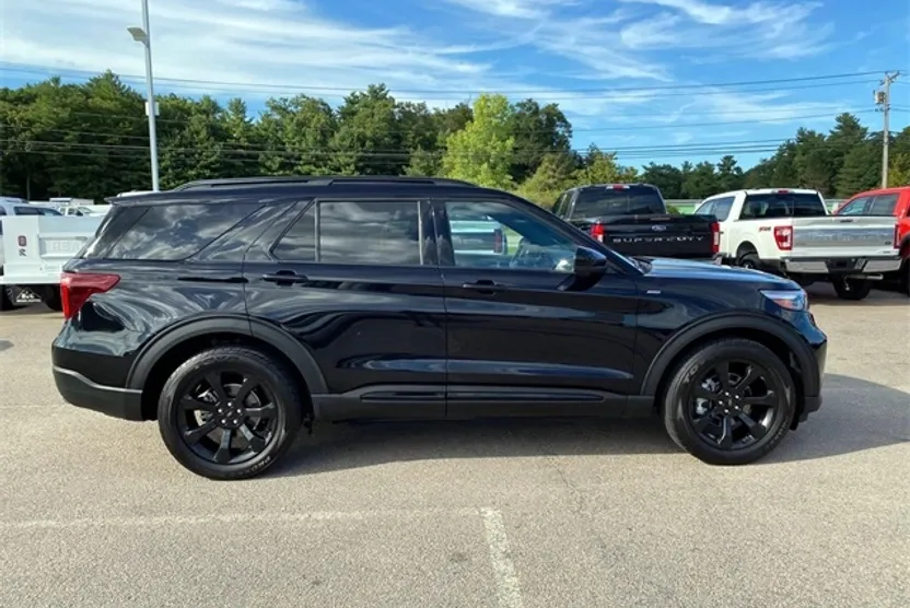 2022 Ford Explorer ST-Line photo 1