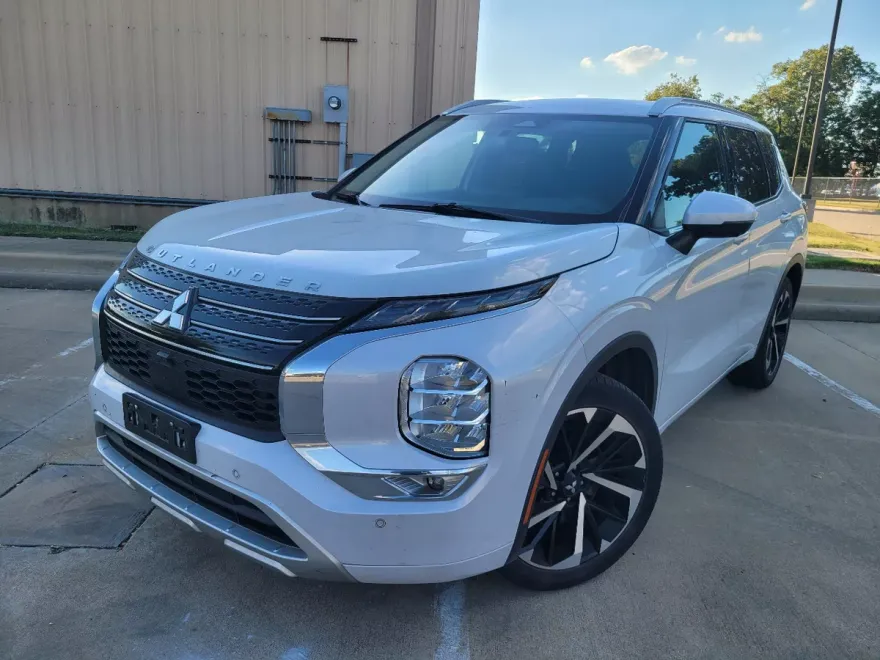 2022 Mitsubishi Outlander SEL photo 1