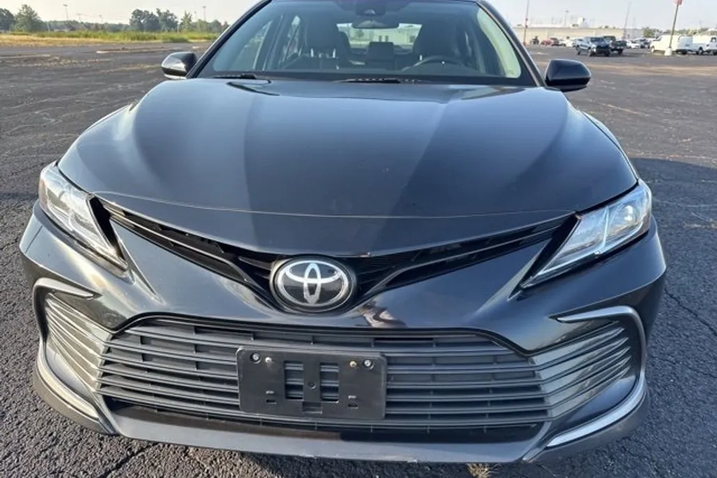2022 Toyota Camry LE photo 1