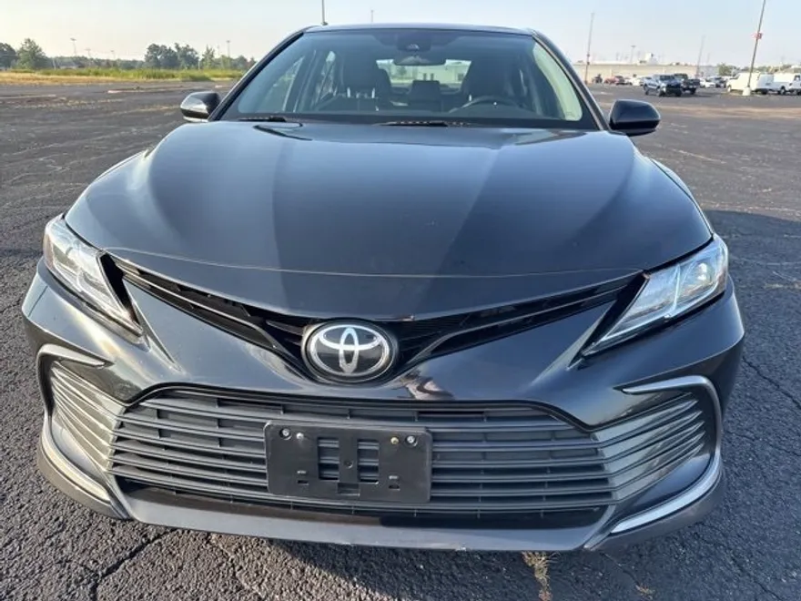 2022 Toyota Camry LE photo 1