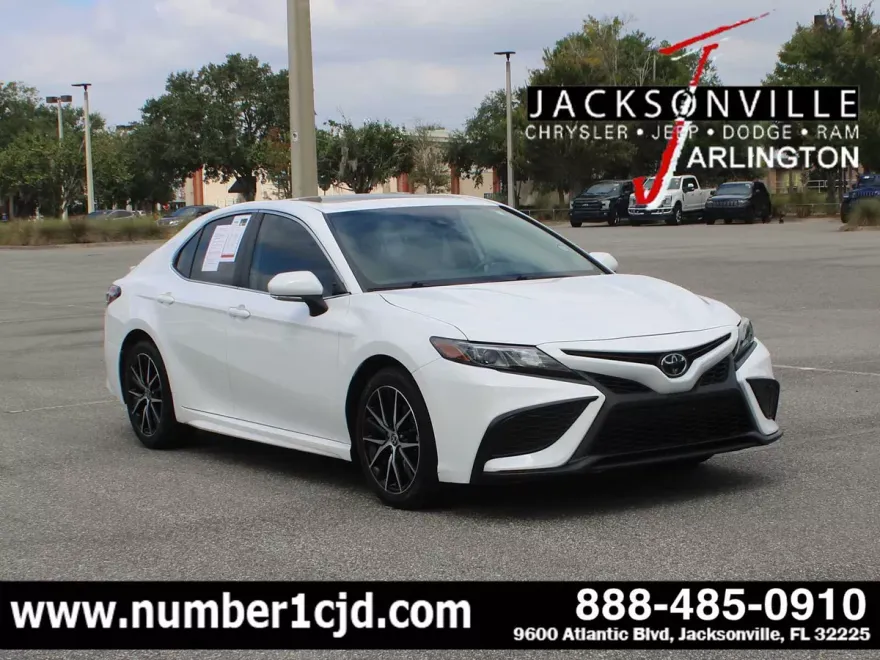 2024 Toyota Camry SE photo 1