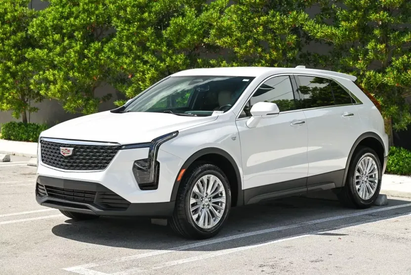 2024 Cadillac XT4 Luxury photo 1