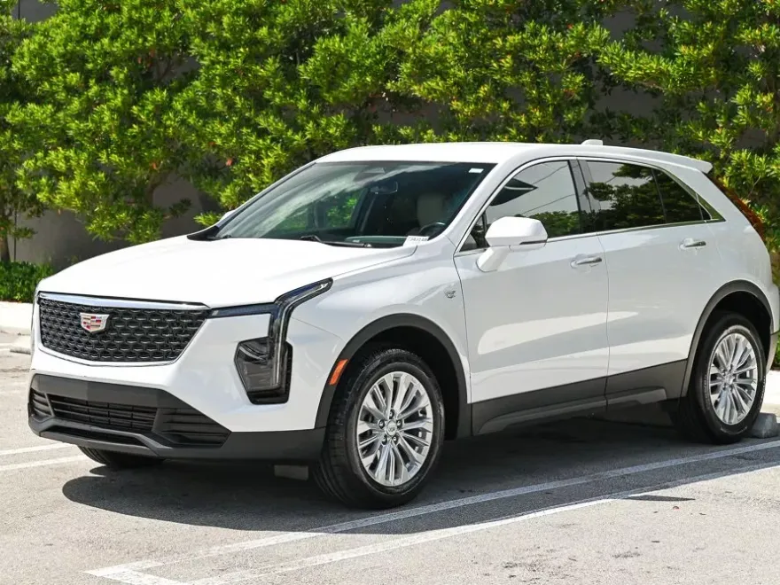 2024 Cadillac XT4 Luxury photo 1