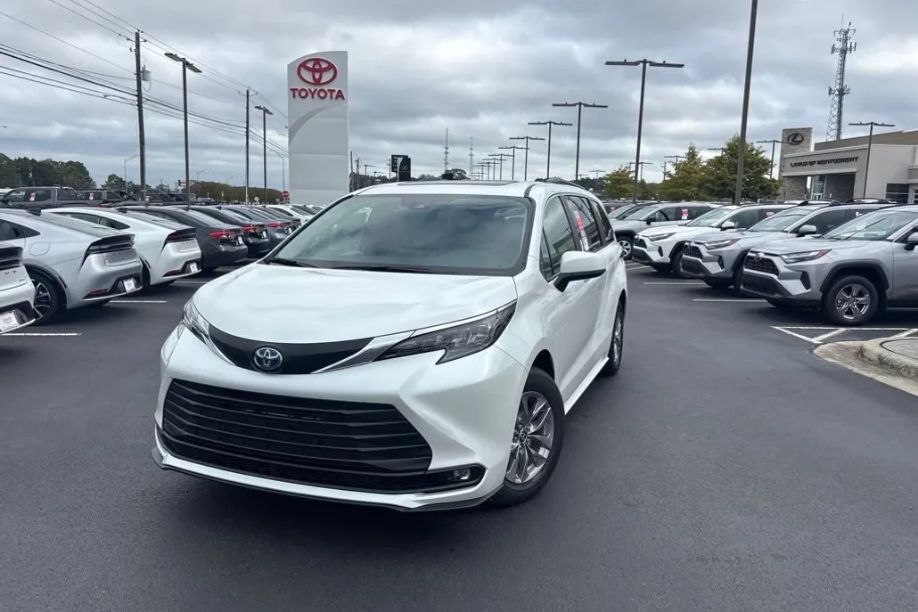 2025 Toyota Sienna XLE photo 1