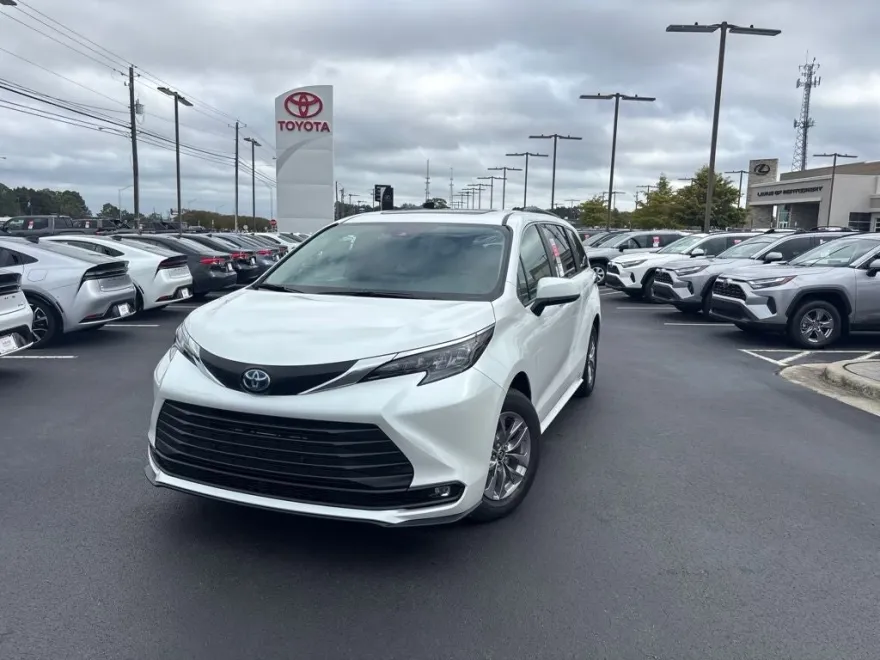 2025 Toyota Sienna XLE photo 1