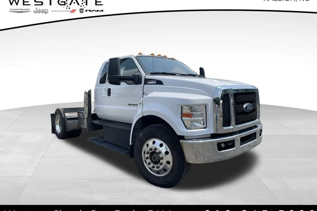 2019 Ford F-750 Base SuperCab photo 1