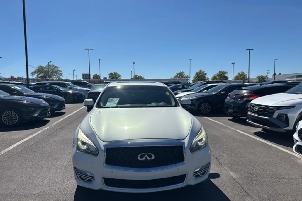 2015 Infiniti Q70L photo 1