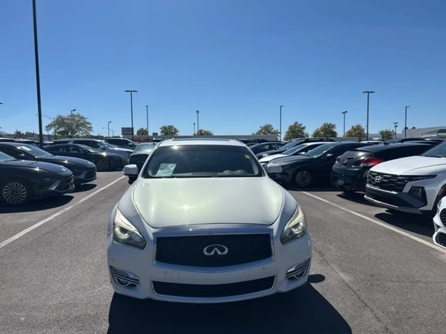 2015 Infiniti Q70L photo 1
