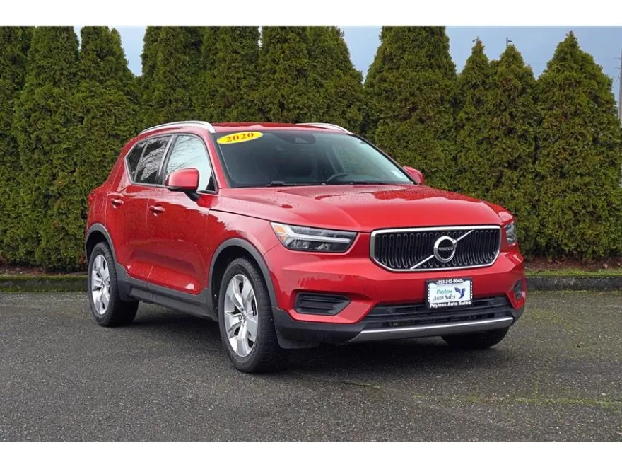 2020 Volvo XC40 Momentum photo 1