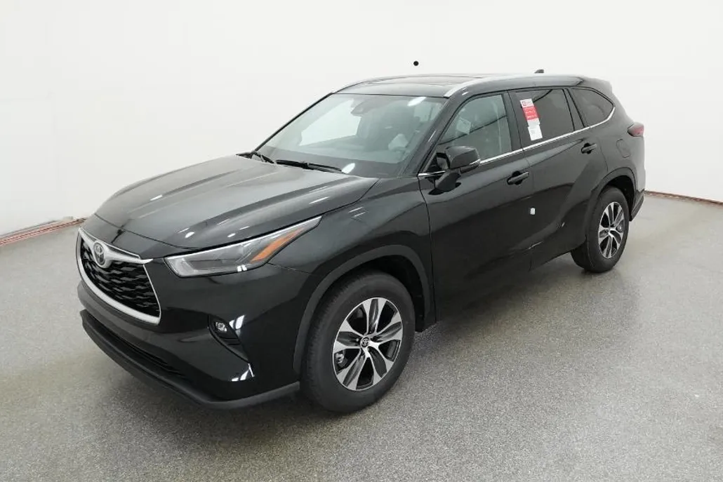 2025 Toyota Highlander XLE photo 1