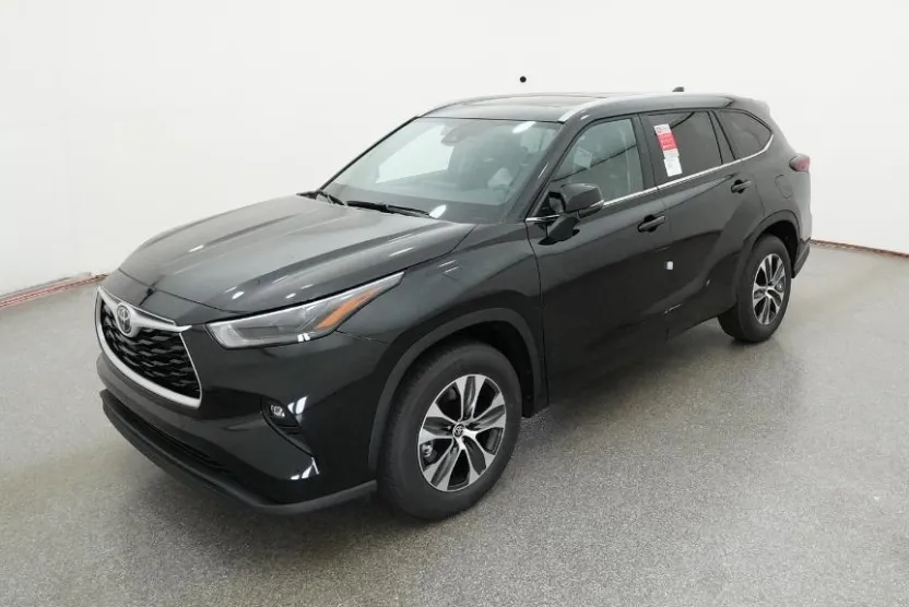 2025 Toyota Highlander XLE photo 1