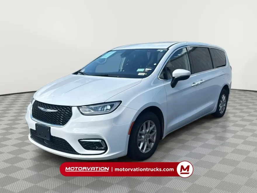 2023 Chrysler Pacifica Touring L photo 1
