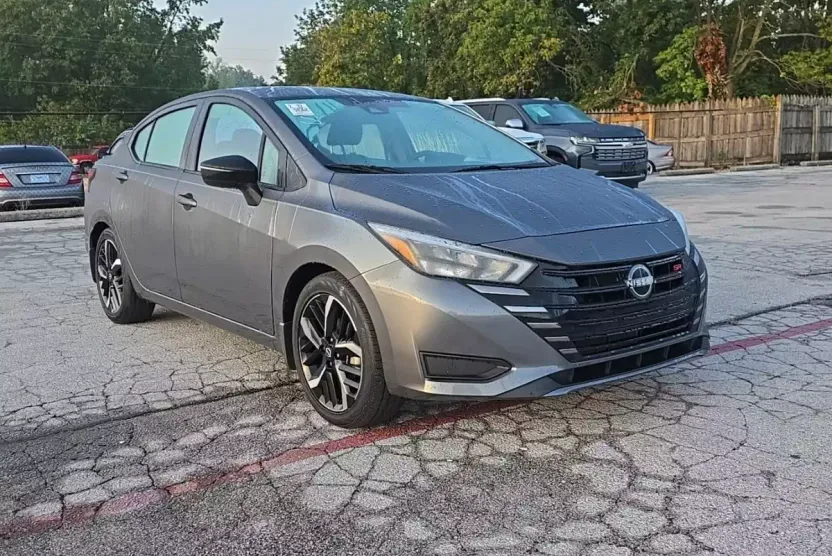 2023 Nissan Versa SR photo 1