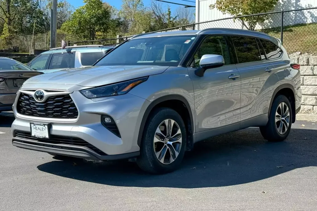 2022 Toyota Highlander XLE photo 1