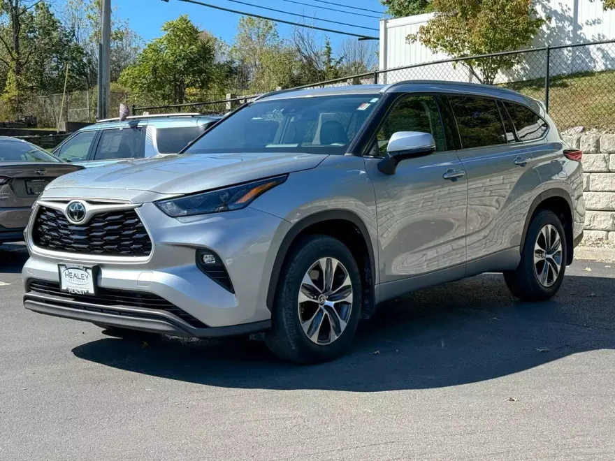 2022 Toyota Highlander XLE photo 1