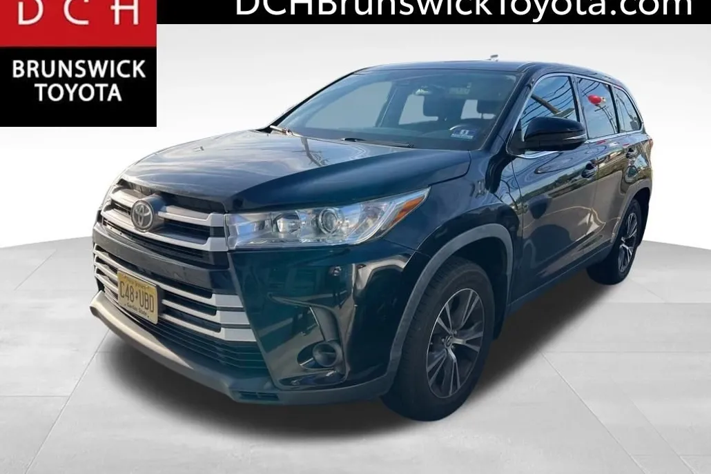 2019 Toyota Highlander LE photo 1