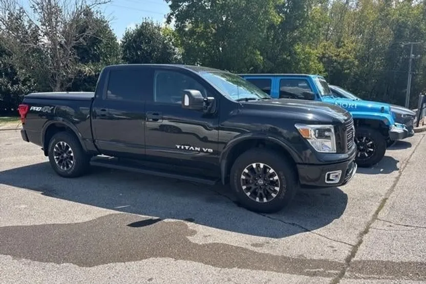 2018 Nissan Titan Crew Cab PRO-4X photo 1