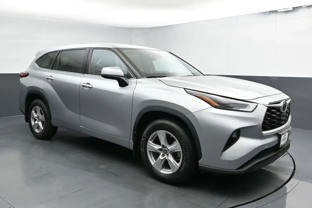 2022 Toyota Highlander LE photo 1