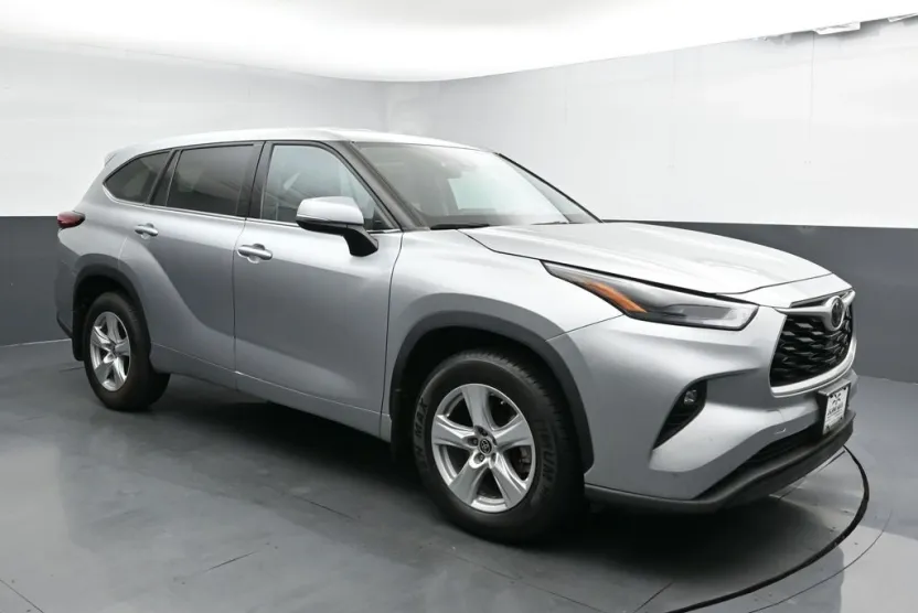 2022 Toyota Highlander LE photo 1