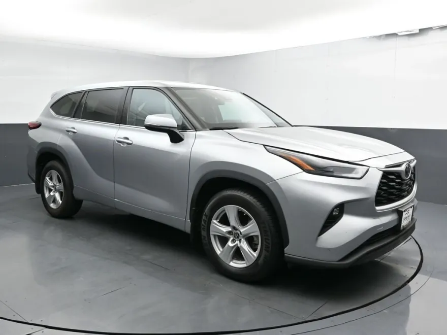 2022 Toyota Highlander LE photo 1