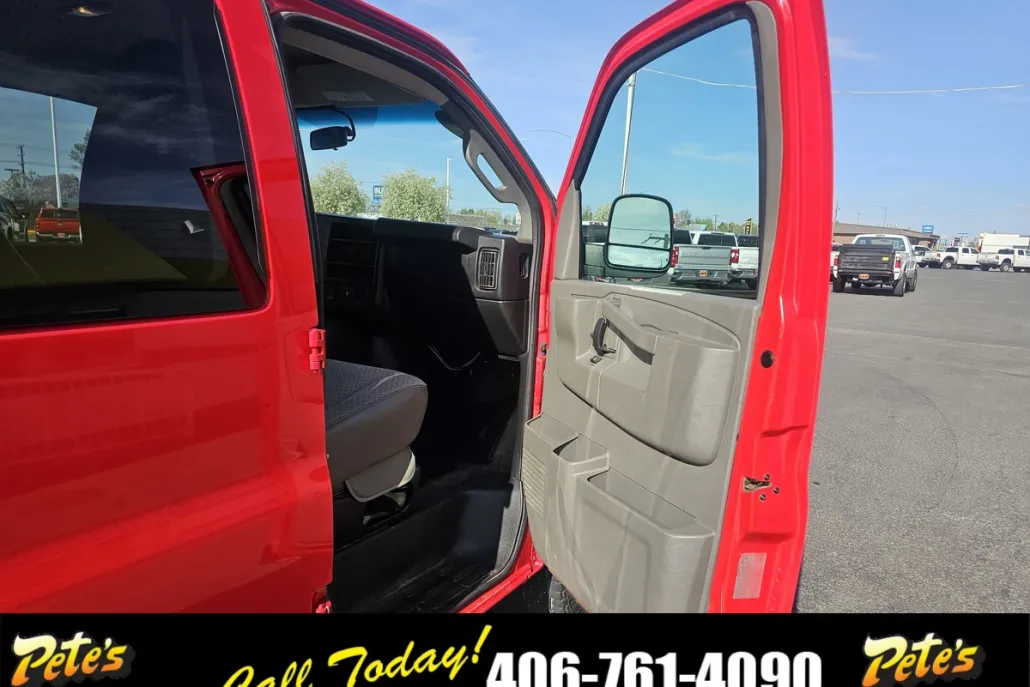 2017 Chevrolet Express Passenger LT photo 1