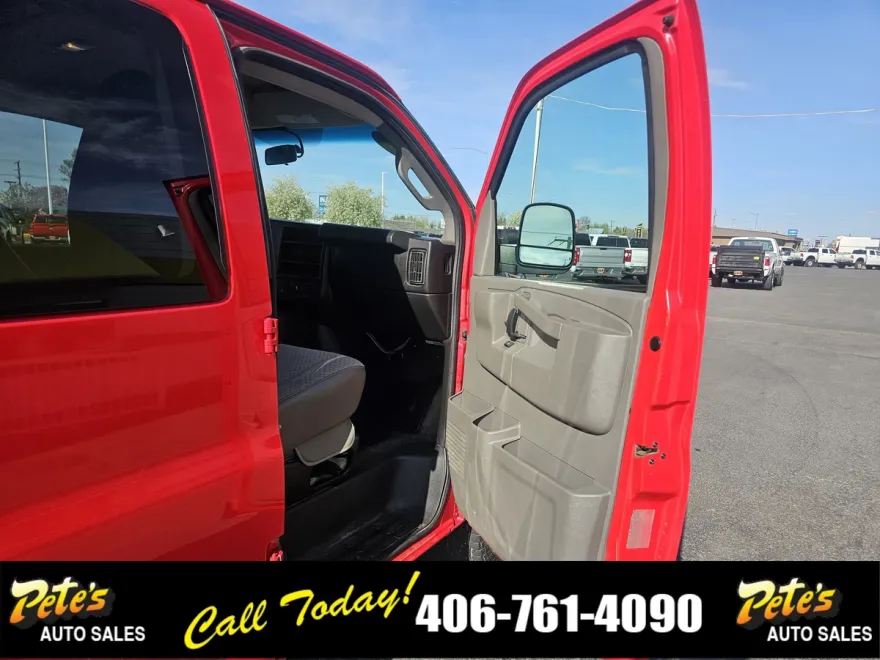 2017 Chevrolet Express Passenger LT photo 1