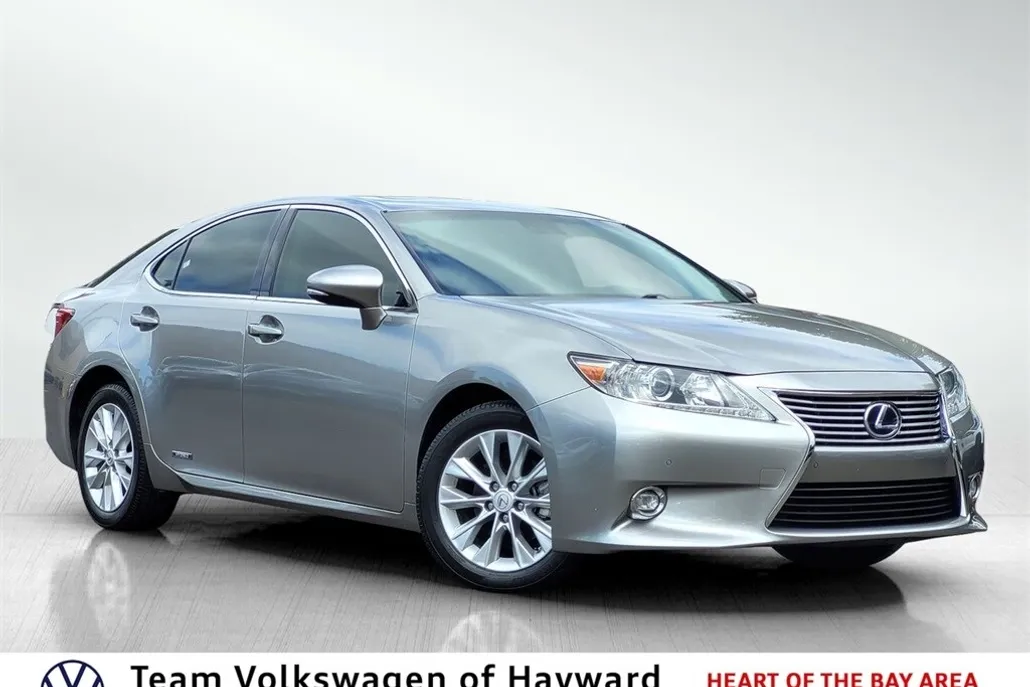 2015 Lexus ES 300h photo 1