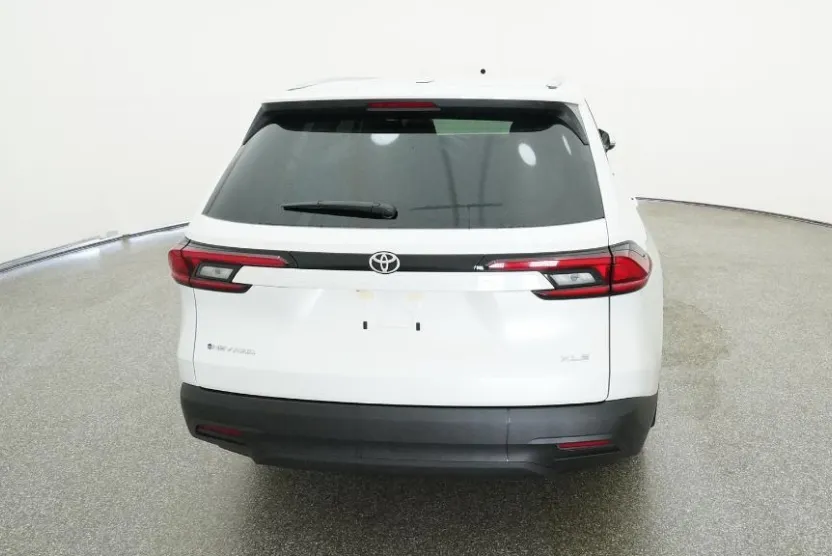 2026 Toyota Highlander XLE Hybrid photo 1