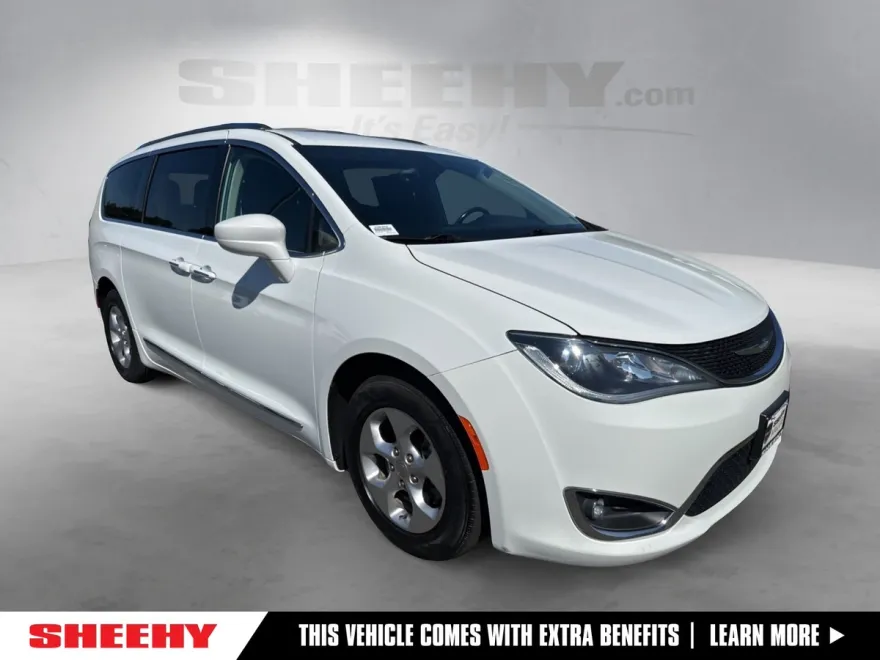2017 Chrysler Pacifica Touring Plus photo 1