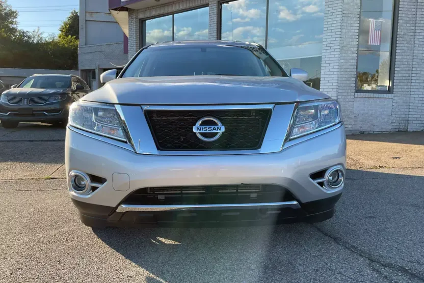 2014 Nissan Pathfinder Platinum photo 1