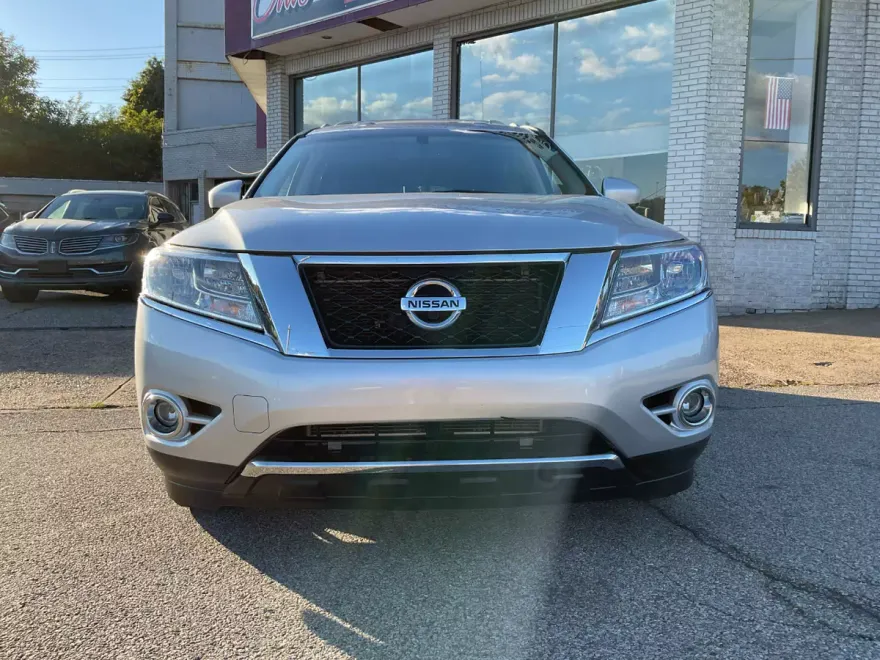 2014 Nissan Pathfinder Platinum photo 1