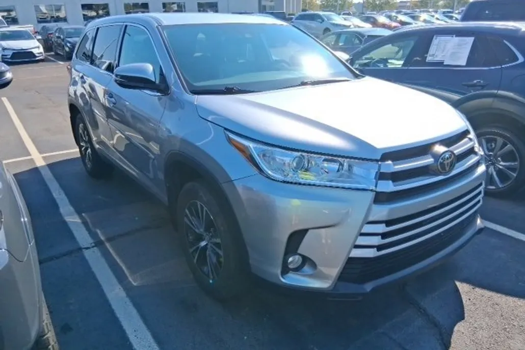 2019 Toyota Highlander LE Plus photo 1