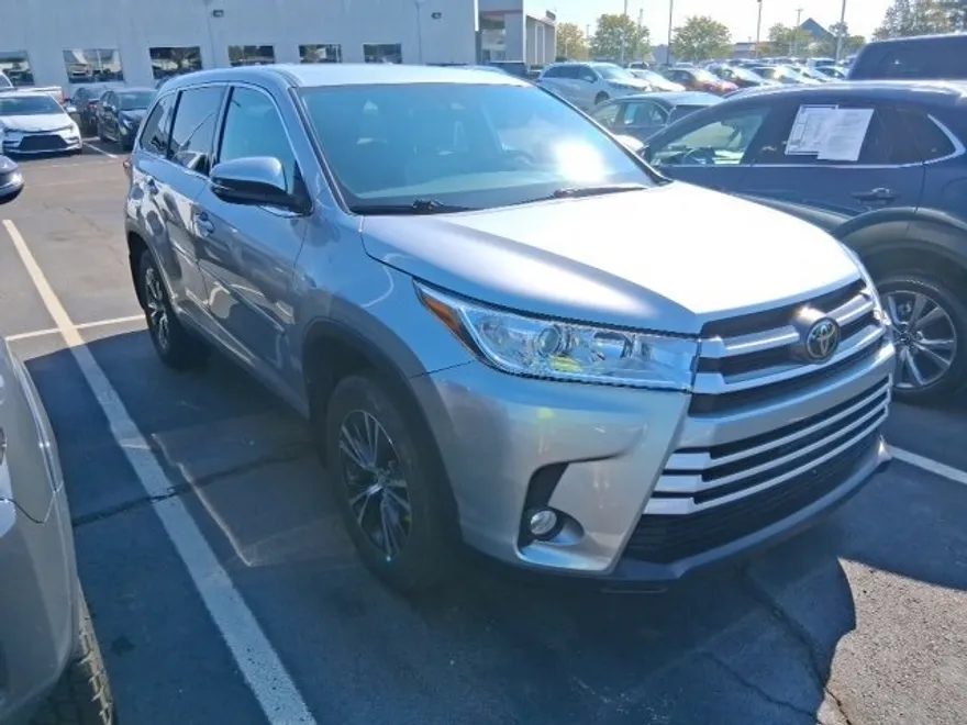 2019 Toyota Highlander LE Plus photo 1