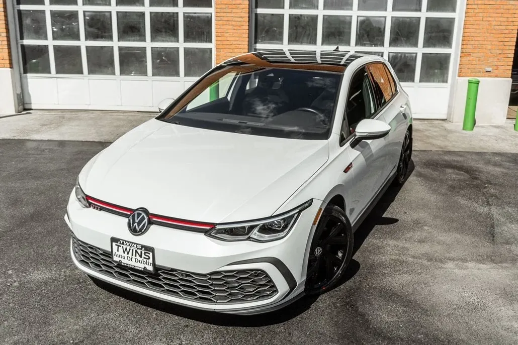 2023 Volkswagen Golf GTI SE photo 1