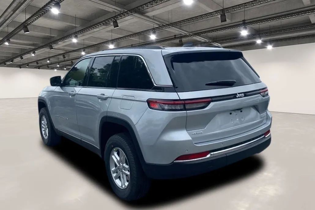2025 Jeep Grand Cherokee Laredo photo 1