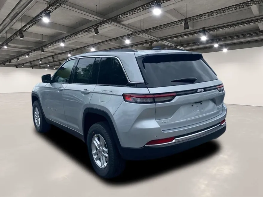2025 Jeep Grand Cherokee Laredo photo 1
