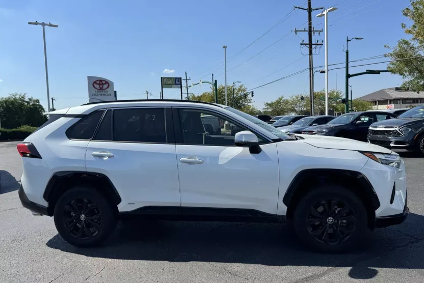 2024 Toyota RAV4 Hybrid SE photo 1