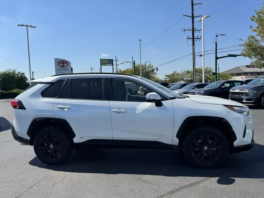 2024 Toyota RAV4 Hybrid SE photo 1
