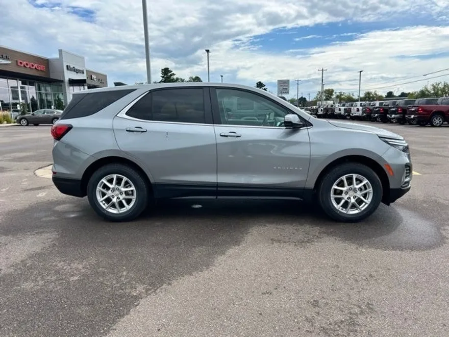 2024 Chevrolet Equinox LT photo 1