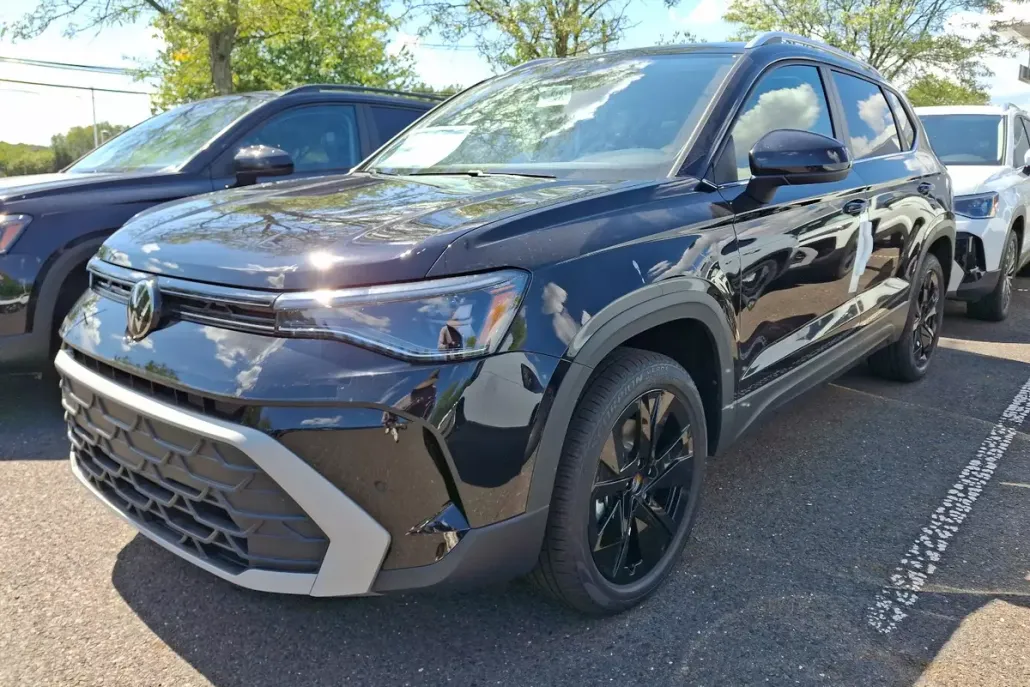 2025 Volkswagen Taos SE photo 1