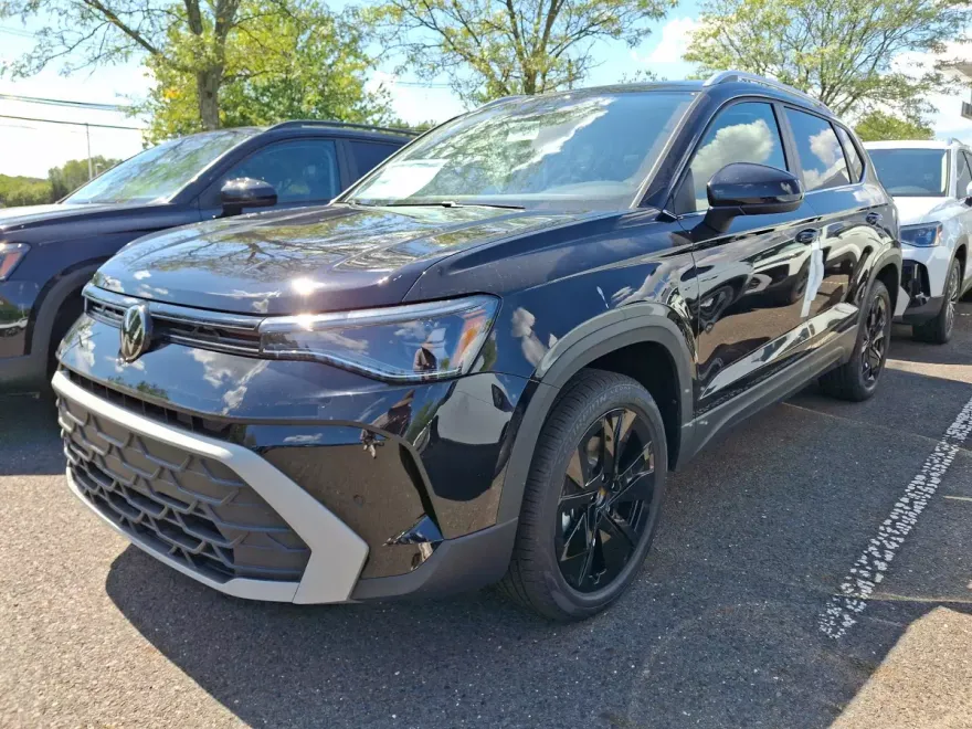 2025 Volkswagen Taos SE photo 1