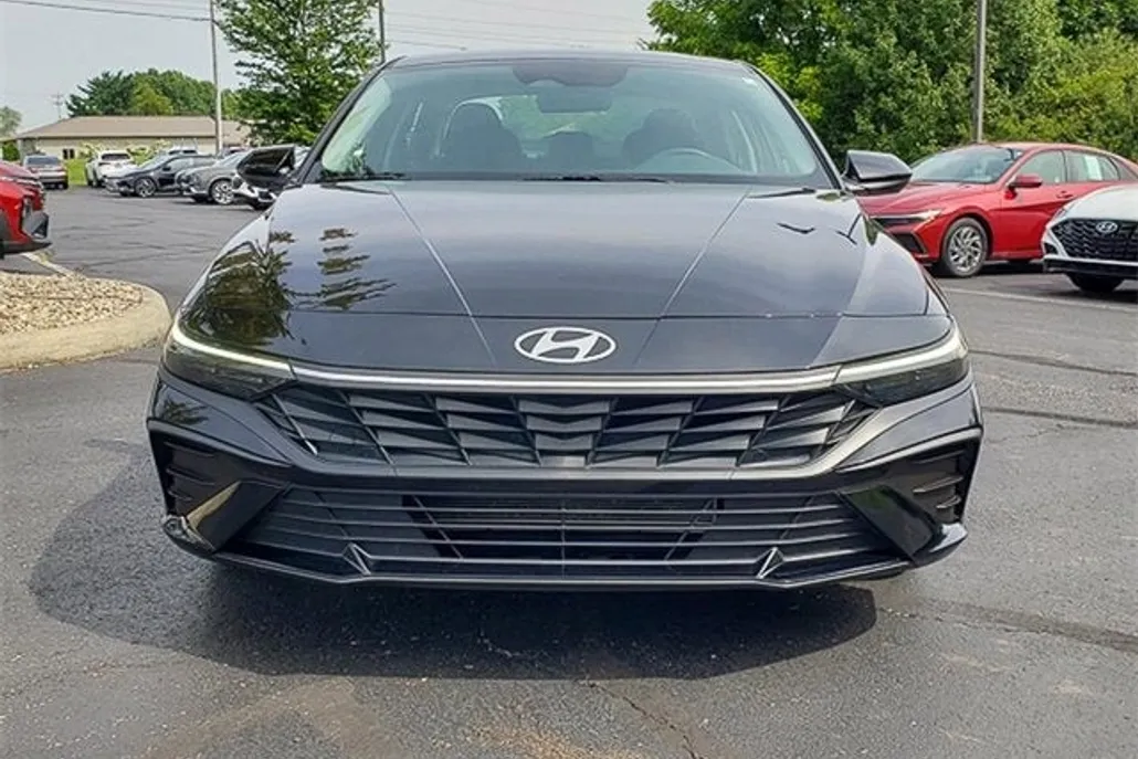 2024 Hyundai Elantra SEL photo 1