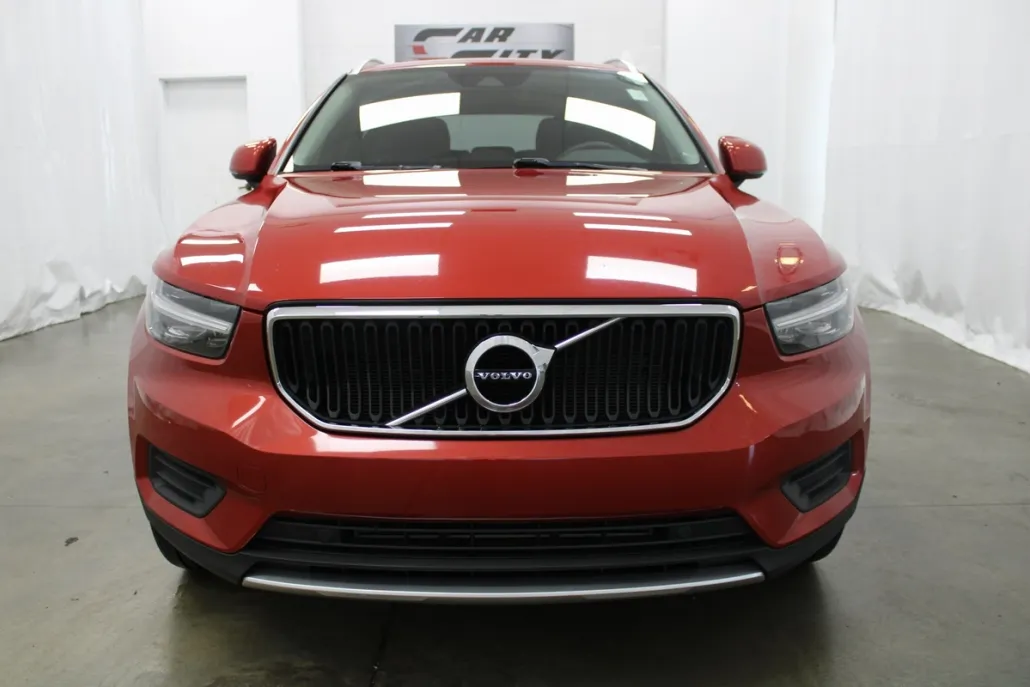 2022 Volvo XC40 Momentum photo 1
