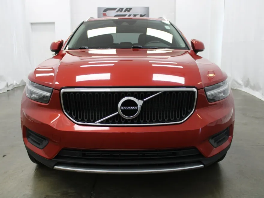 2022 Volvo XC40 Momentum photo 1