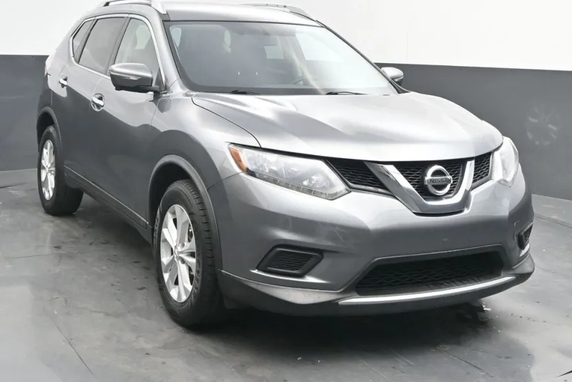 2015 Nissan Rogue SV photo 1