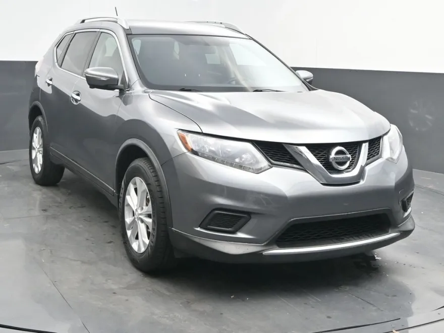 2015 Nissan Rogue SV photo 1